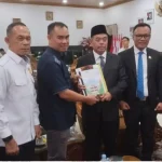 Panitia Khusus (Pansus) Perkebunan Dewan Perwakilan Rakyat Daerah (DPRD) Provinsi Sumatra Selatan (Sumsel) menyerahkan dokumen rekomendasi tata kelola perkebunan kepada Pemerintah Kabupaten (Pemkab) Lahat, pada hari Rabu, tanggal 15 Juli 2026. (BEKISARMEDIA.ID/HAIRUDIN)