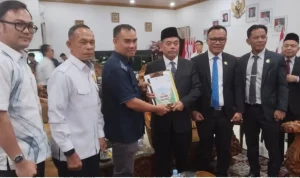 Panitia Khusus (Pansus) Perkebunan Dewan Perwakilan Rakyat Daerah (DPRD) Provinsi Sumatra Selatan (Sumsel) menyerahkan dokumen rekomendasi tata kelola perkebunan kepada Pemerintah Kabupaten (Pemkab) Lahat, pada hari Rabu, tanggal 15 Juli 2026. (BEKISARMEDIA.ID/HAIRUDIN)
