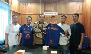 Presiden Klub Sumsel United, Cik Ujang, secara resmi mengenalkan M. Nasuha sebagai pelatih kepala baru, untuk memimpin tim berjuluk Laskar Juaro itu. (BEKISARMEDIA.ID/TRI)