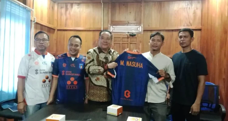 Presiden Klub Sumsel United, Cik Ujang, secara resmi mengenalkan M. Nasuha sebagai pelatih kepala baru, untuk memimpin tim berjuluk Laskar Juaro itu. (BEKISARMEDIA.ID/TRI)