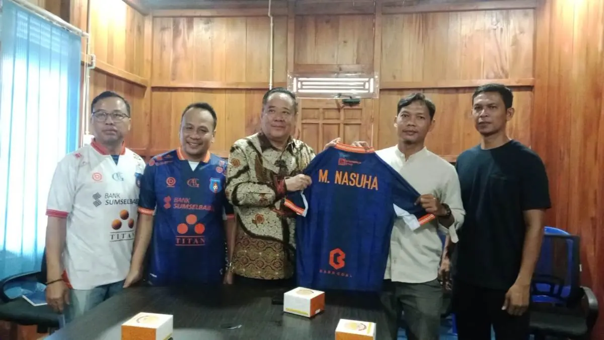 Presiden Klub Sumsel United, Cik Ujang, secara resmi mengenalkan M. Nasuha sebagai pelatih kepala baru, untuk memimpin tim berjuluk Laskar Juaro itu. (BEKISARMEDIA.ID/TRI)