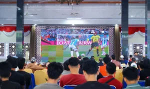 Ratusan masyarakat Sekayu berkumpul untuk menyaksikan langsung laga perempat final Piala Dunia 2026 antara Argentina melawan Swiss. (BEKISARMEDIA.ID/WAHYUDI)