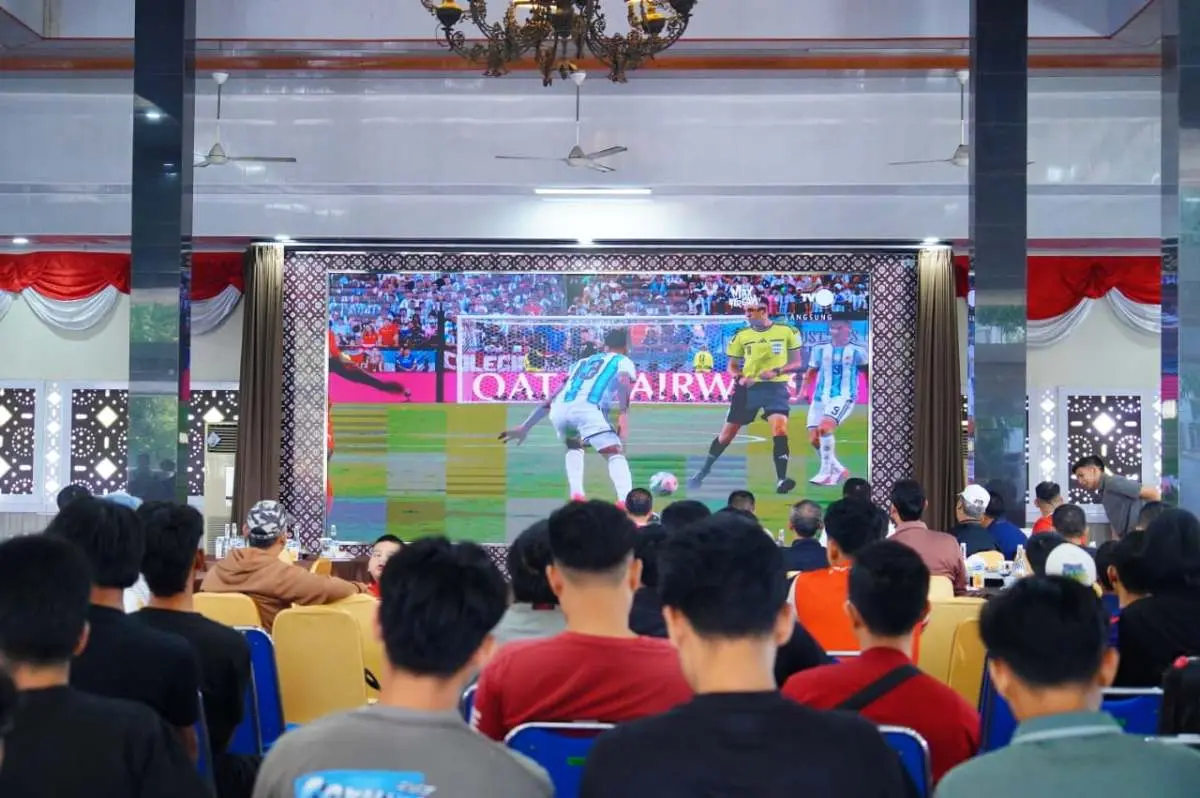 Ratusan masyarakat Sekayu berkumpul untuk menyaksikan langsung laga perempat final Piala Dunia 2026 antara Argentina melawan Swiss. (BEKISARMEDIA.ID/WAHYUDI)