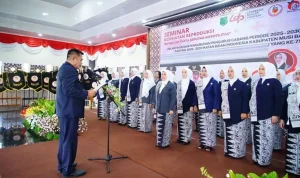 Bupati Kabupaten Muba, Toha Tohet, melantik dan mengukuhkan Pengurus Cabang Ikatan Bidan Indonesia (IBI) Kabupaten Muba Periode 2025–2030, serta Pengurus Ranting IBI Kabupaten Muba Periode 2026–2031, di Pendopoan Griya Bumi Serasan Sekate, Sekayu, pada hari Selasa, tanggal 30 Juni 2026. (BEKISARMEDIA.ID/HAIRUDIN) Bupati Kabupaten Muba, Toha Tohet, melantik dan mengukuhkan Pengurus Cabang Ikatan Bidan Indonesia (IBI) Kabupaten Muba Periode 2025–2030, serta Pengurus Ranting IBI Kabupaten Muba Periode 2026–2031, di Pendopoan Griya Bumi Serasan Sekate, Sekayu, pada hari Selasa, tanggal 30 Juni 2026. (BEKISARMEDIA.ID/HAIRUDIN)