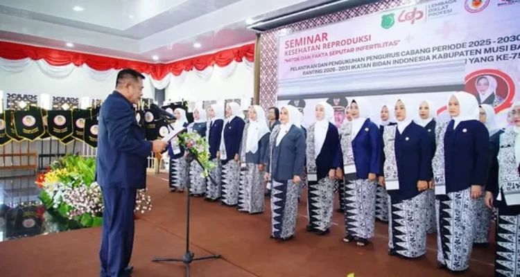 Bupati Kabupaten Muba, Toha Tohet, melantik dan mengukuhkan Pengurus Cabang Ikatan Bidan Indonesia (IBI) Kabupaten Muba Periode 2025–2030, serta Pengurus Ranting IBI Kabupaten Muba Periode 2026–2031, di Pendopoan Griya Bumi Serasan Sekate, Sekayu, pada hari Selasa, tanggal 30 Juni 2026. (BEKISARMEDIA.ID/HAIRUDIN)