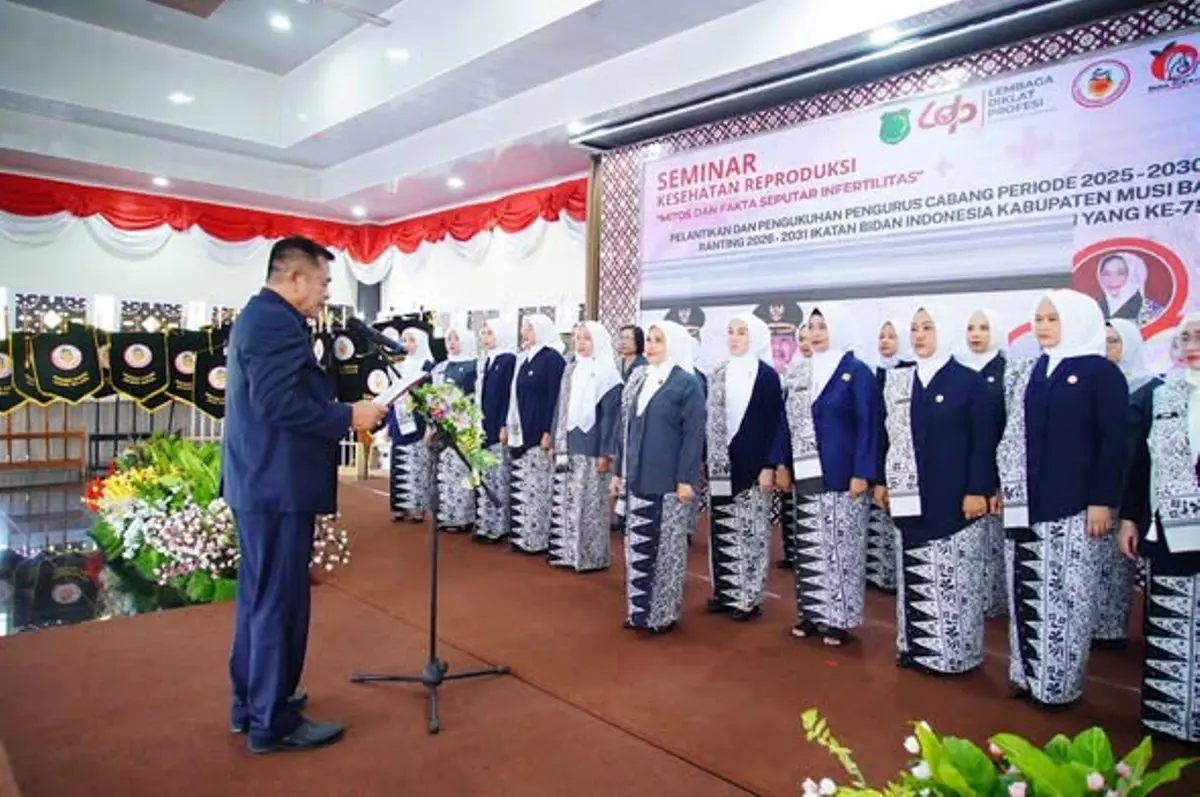 Bupati Kabupaten Muba, Toha Tohet, melantik dan mengukuhkan Pengurus Cabang Ikatan Bidan Indonesia (IBI) Kabupaten Muba Periode 2025–2030, serta Pengurus Ranting IBI Kabupaten Muba Periode 2026–2031, di Pendopoan Griya Bumi Serasan Sekate, Sekayu, pada hari Selasa, tanggal 30 Juni 2026. (BEKISARMEDIA.ID/HAIRUDIN)