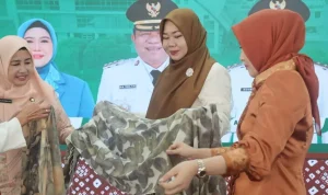 Tim Penggerak Pemberdayaan dan Kesejahteraan Keluarga (TP PKK) Kabupaten Musi Banyuasin (Muba) menggelar pelatihan pembuatan Gambo Ecoprint dengan tema "Menuju Masyarakat Ekonomi Mandiri". (BEKISARMEDIA.ID/ANGGA) Tim Penggerak Pemberdayaan dan Kesejahteraan Keluarga (TP PKK) Kabupaten Musi Banyuasin (Muba) menggelar pelatihan pembuatan Gambo Ecoprint dengan tema "Menuju Masyarakat Ekonomi Mandiri". (BEKISARMEDIA.ID/ANGGA)