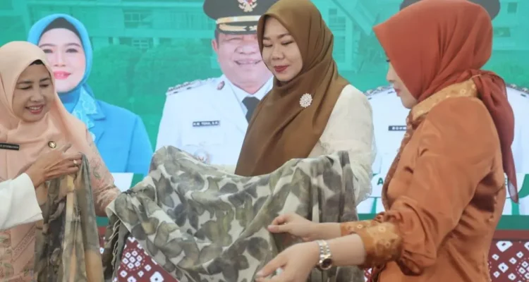 Tim Penggerak Pemberdayaan dan Kesejahteraan Keluarga (TP PKK) Kabupaten Musi Banyuasin (Muba) menggelar pelatihan pembuatan Gambo Ecoprint dengan tema "Menuju Masyarakat Ekonomi Mandiri". (BEKISARMEDIA.ID/ANGGA)