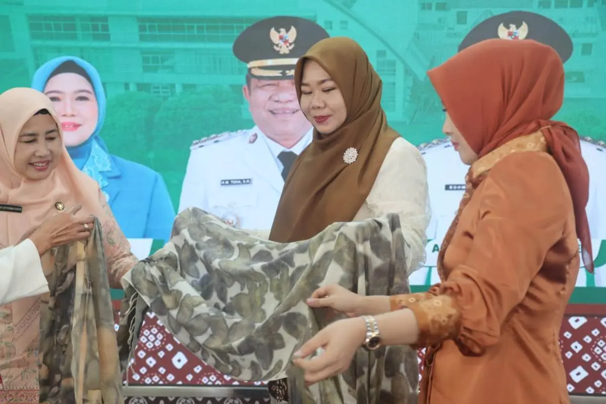 Tim Penggerak Pemberdayaan dan Kesejahteraan Keluarga (TP PKK) Kabupaten Musi Banyuasin (Muba) menggelar pelatihan pembuatan Gambo Ecoprint dengan tema "Menuju Masyarakat Ekonomi Mandiri". (BEKISARMEDIA.ID/ANGGA)
