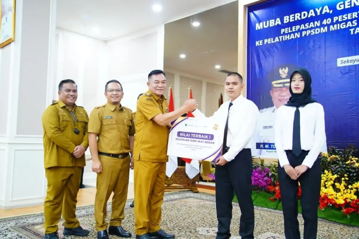 Pemerintah Kabupaten (Pemkab) Musi Banyuasin (Muba) memfasilitasi keberangkatan 40 putra-putri daerah untuk mengikuti pelatihan intensif di Pusat Pengembangan Sumber Daya Manusia Minyak dan Gas Bumi (PPSDM Migas) Cepu, Jawa Tengah. (BEKISARMEDIA.ID/HAIRUDIN)