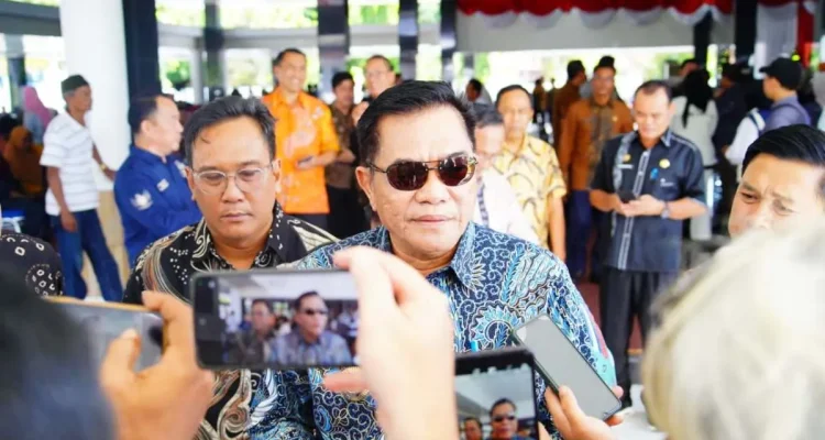 Bupati Kabupaten Muba, Toha Tohet, didampingi oleh Kepala Dinas Kominfo, Daud Amri, saat memberikan penjelasan kepada wartawan. (BEKISARMEDIA.ID/ANGGA)