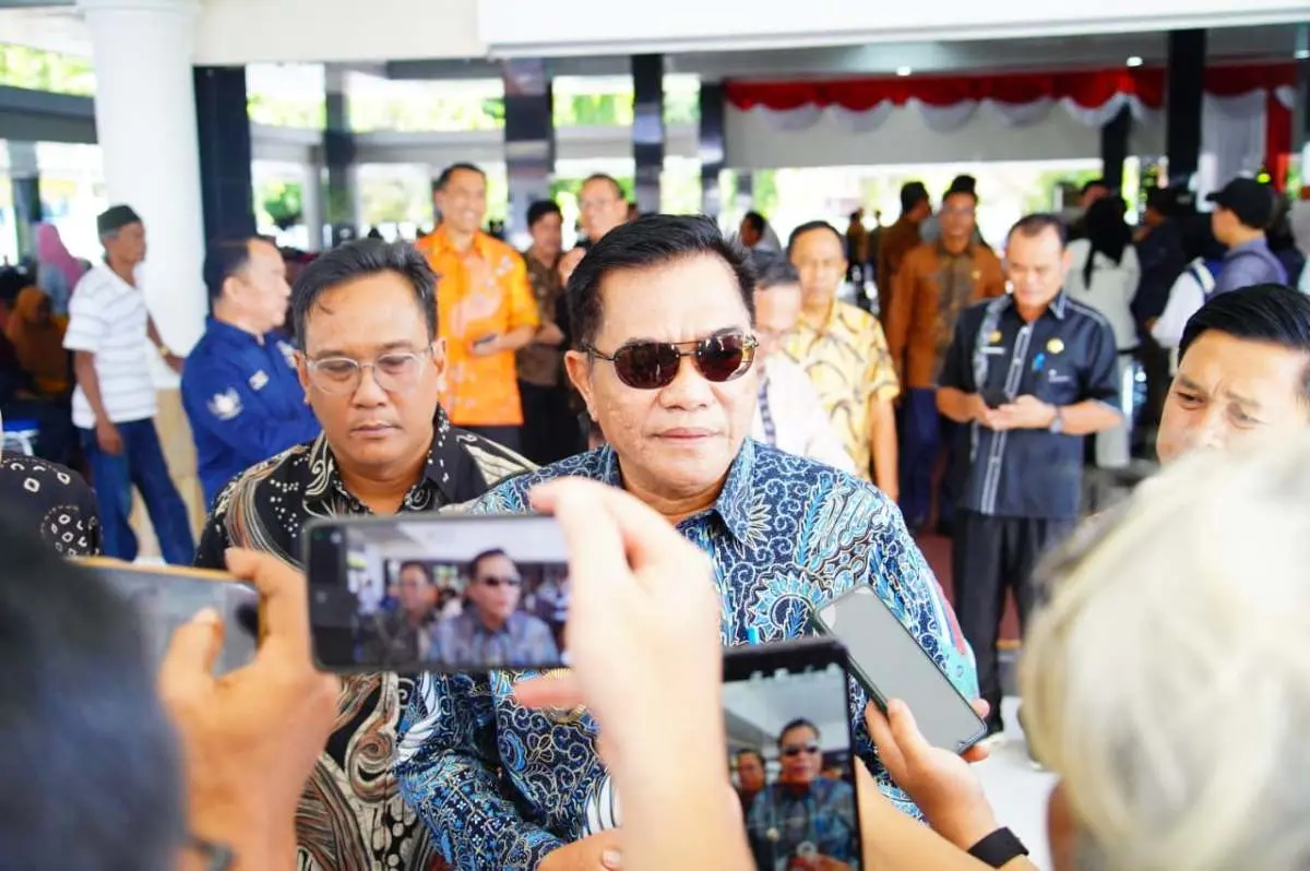 Bupati Kabupaten Muba, Toha Tohet, didampingi oleh Kepala Dinas Kominfo, Daud Amri, saat memberikan penjelasan kepada wartawan. (BEKISARMEDIA.ID/ANGGA)