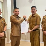 Pemkab Muba resmi menunjuk Staf Ahli Bupati Bidang Pembangunan, Akhmad Toyibir, sebagai Pelaksana Tugas (Plt.) Asisten Bidang Perekonomian dan Pembangunan (Asisten II) Sekretariat Daerah (Setda) Muba. (BEKISARMEDIA.ID/HAIRUDIN)