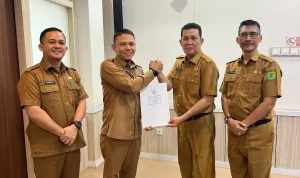 Pemkab Muba resmi menunjuk Staf Ahli Bupati Bidang Pembangunan, Akhmad Toyibir, sebagai Pelaksana Tugas (Plt.) Asisten Bidang Perekonomian dan Pembangunan (Asisten II) Sekretariat Daerah (Setda) Muba. (BEKISARMEDIA.ID/HAIRUDIN) Pemkab Muba resmi menunjuk Staf Ahli Bupati Bidang Pembangunan, Akhmad Toyibir, sebagai Pelaksana Tugas (Plt.) Asisten Bidang Perekonomian dan Pembangunan (Asisten II) Sekretariat Daerah (Setda) Muba. (BEKISARMEDIA.ID/HAIRUDIN)