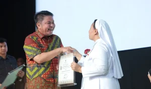 Gubernur Sumatra Selatan (Sumsel), Herman Deru, menghadiri perayaan puncak 100 tahun Kongregasi Suster Santo Fransiskus Charitas hadir di Indonesia. (BEKISARMEDIA.ID/ANGGA)