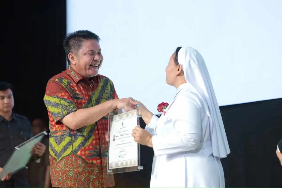 Gubernur Sumatra Selatan (Sumsel), Herman Deru, menghadiri perayaan puncak 100 tahun Kongregasi Suster Santo Fransiskus Charitas hadir di Indonesia. (BEKISARMEDIA.ID/ANGGA)