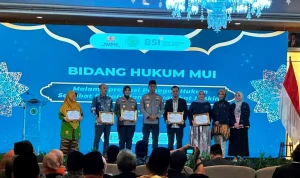 Polda Sumsel dianugerahi penghargaan sebagai Peringkat III Kelembagaan Penegak Hukum Sahabat Dhuafa dan Masyarakat Miskin Tahun 2026, oleh Majelis Ulama Indonesia. (BEKISARMEDIA.ID/WAHYUDI) Polda Sumsel dianugerahi penghargaan sebagai Peringkat III Kelembagaan Penegak Hukum Sahabat Dhuafa dan Masyarakat Miskin Tahun 2026, oleh Majelis Ulama Indonesia. (BEKISARMEDIA.ID/WAHYUDI)