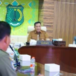 Bupati Kabupaten Muba, Toha Tohet, saat memimpin Rapat Pembahasan Tindak Lanjut Aspirasi Legalisasi Usaha Penyulingan Minyak Masyarakat. Pertemuan strategis ini berlangsung di Ruang Rapat Serasan Sekate, pada hari Senin, tanggal 15 Juni 2026. (BEKISARMEDIA.ID/HAIRUDIN)