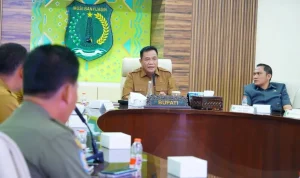 Bupati Kabupaten Muba, Toha Tohet, saat memimpin Rapat Pembahasan Tindak Lanjut Aspirasi Legalisasi Usaha Penyulingan Minyak Masyarakat. Pertemuan strategis ini berlangsung di Ruang Rapat Serasan Sekate, pada hari Senin, tanggal 15 Juni 2026. (BEKISARMEDIA.ID/HAIRUDIN)