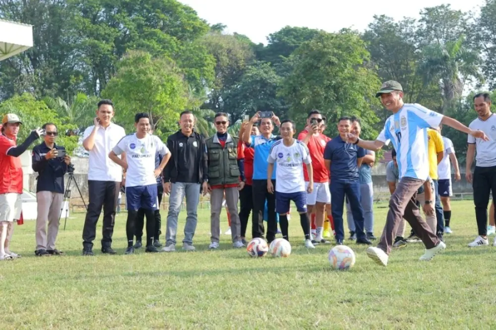 Wali Kota Palembang, Ratu Dewa, secara resmi membuka Fun Game Mini Soccer Piala Ketua IJTI Sumsel Tahun 2026 di Stadion Kamboja, Palembang, pada hari Sabtu, tanggal 4 Juli 2026. (BEKISARMEDIA.ID/ANGGA)