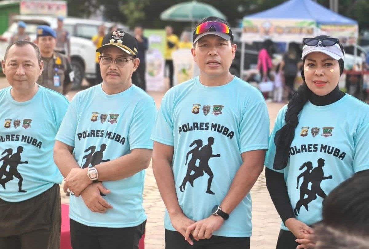 Wakil Bupati (Wabup) Kabupaten Musi Banyuasin (Muba), Abdur Rohman Husen, bersama Wakil Kepala Kepolisian Daerah (Wakapolda) Sumatra Selatan (Sumsel), Brigjen Pol Rony Samtana, S.I.K., M.T.C.P., resmi melepas ratusan peserta Bhayangkara Fun Run 2026. (BEKISARMEDIA.ID/HAIRUDIN)