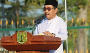 Pemerintah Kabupaten (Pemkab) Musi Banyuasin (Muba) memfasilitasi pelaksanaan ibadah salat Hari Raya Idul Adha 10 Dzulhijjah 1447 Hijriah. Agenda tahunan keagamaan ini dipusatkan di halaman Pendopoan Griya Bumi Serasan Sekate, pada hari Rabu, tanggal 27 Mei 2026. (BEKISARMEDIA.ID/HAIRUDIN)