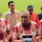 Presiden Klub Semen Padang FC, Andre Rosiade, meninjau langsung latihan perdana skuad di Lapangan ISCI, Tangerang. (foto : Ileague.id)