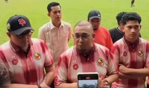 Presiden Klub Semen Padang FC, Andre Rosiade, meninjau langsung latihan perdana skuad di Lapangan ISCI, Tangerang. (foto : Ileague.id)