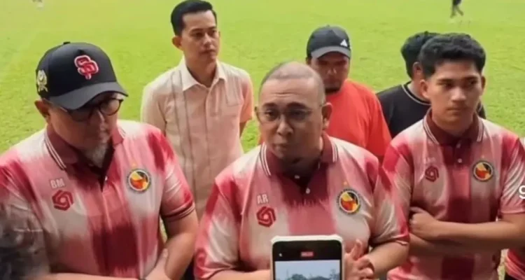 Presiden Klub Semen Padang FC, Andre Rosiade, meninjau langsung latihan perdana skuad di Lapangan ISCI, Tangerang. (foto : Ileague.id)