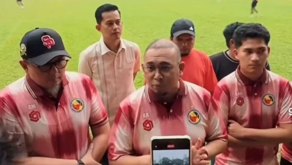 Presiden Klub Semen Padang FC, Andre Rosiade, meninjau langsung latihan perdana skuad di Lapangan ISCI, Tangerang. (foto : Ileague.id)