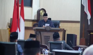 Bupati Kabupaten Muba, Toha Tohet, menyampaikan penjelasan terhadap Rancangan Peraturan Daerah (Raperda) tentang Pertanggungjawaban Pelaksanaan APBD Tahun Anggaran 2025, serta dua Raperda strategis untuk periode 2026. (BEKISARMEDIA.ID/HAIRUDIN) Bupati Kabupaten Muba, Toha Tohet, menyampaikan penjelasan terhadap Rancangan Peraturan Daerah (Raperda) tentang Pertanggungjawaban Pelaksanaan APBD Tahun Anggaran 2025, serta dua Raperda strategis untuk periode 2026. (BEKISARMEDIA.ID/HAIRUDIN)