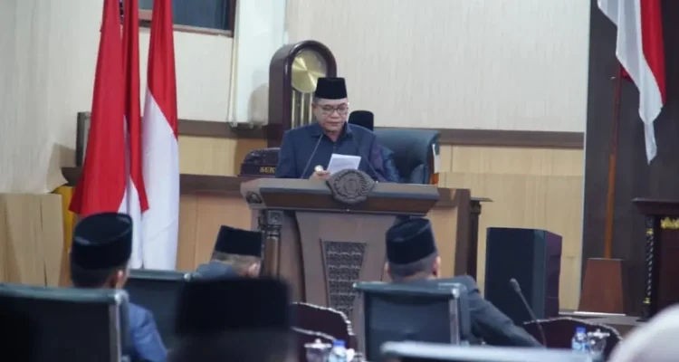 Bupati Kabupaten Muba, Toha Tohet, menyampaikan penjelasan terhadap Rancangan Peraturan Daerah (Raperda) tentang Pertanggungjawaban Pelaksanaan APBD Tahun Anggaran 2025, serta dua Raperda strategis untuk periode 2026. (BEKISARMEDIA.ID/HAIRUDIN)