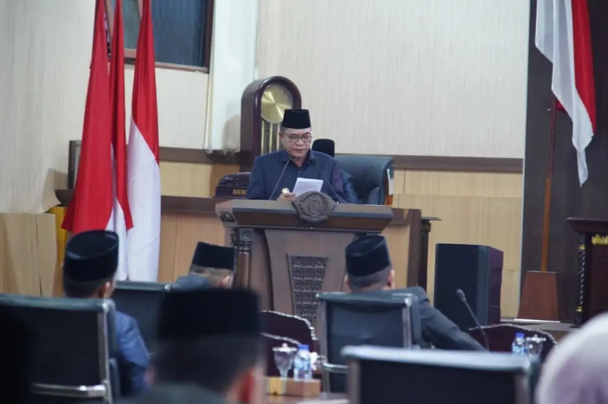 Bupati Kabupaten Muba, Toha Tohet, menyampaikan penjelasan terhadap Rancangan Peraturan Daerah (Raperda) tentang Pertanggungjawaban Pelaksanaan APBD Tahun Anggaran 2025, serta dua Raperda strategis untuk periode 2026. (BEKISARMEDIA.ID/HAIRUDIN)