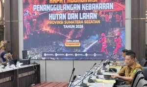 Sekretaris Daerah (Sekda) Kabupaten Muba, Drs. Syafaruddin, M.Si. didampingi Kepala BPBD Muba, Marko Susanto, S.STP., M.Si. hadir langsung mewakili Pemkab Muba dalam Rapat Koordinasi Penanggulangan Kebakaran Hutan dan Lahan di Provinsi Sumatra Selatan (Sumsel) yang digelar di Griya Agung, Palembang, pada hari Senin, tanggal 31 Agustus 2026. (BEKISARMEDIA.ID/ANGGA)