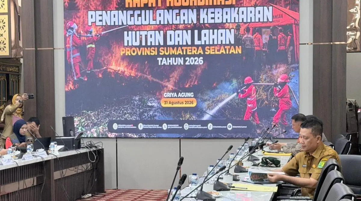 Sekretaris Daerah (Sekda) Kabupaten Muba, Drs. Syafaruddin, M.Si. didampingi Kepala BPBD Muba, Marko Susanto, S.STP., M.Si. hadir langsung mewakili Pemkab Muba dalam Rapat Koordinasi Penanggulangan Kebakaran Hutan dan Lahan di Provinsi Sumatra Selatan (Sumsel) yang digelar di Griya Agung, Palembang, pada hari Senin, tanggal 31 Agustus 2026. (BEKISARMEDIA.ID/ANGGA)