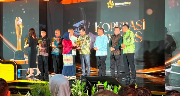 Kabupaten Musi Banyuasin (Muba) kembali menorehkan prestasi gemilang di tingkat nasional. Muba sukses memborong dua penghargaan sekaligus dalam ajang Koperasi Awards 2026. (BEKISARMEDIA.ID/ANGGA)