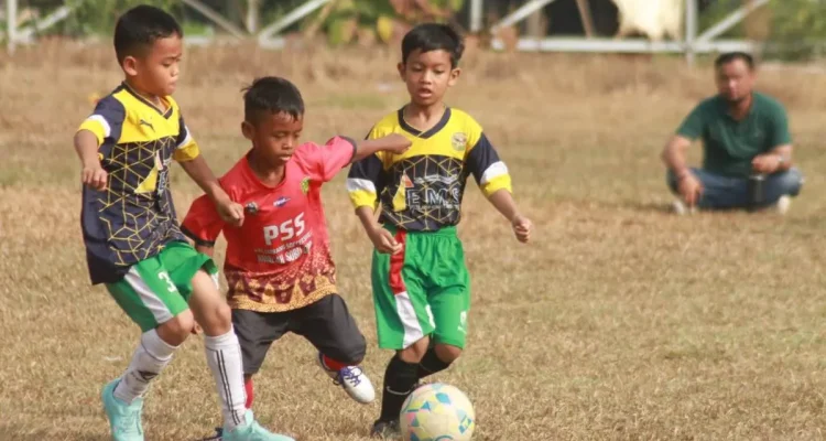 Tim U8 SSB PSS sukses meraih posisi runner-up dalam ajang Piala Kemerdekaan memperingati Hari Ulang Tahun (HUT) ke-81 Kemerdekaan Republik Indonesia yang digelar di Lapangan Ajendam II Sriwijaya, Palembang, pada hari Minggu, tanggal 16 Agustus 2026. (BEKISARMEDIA.ID/TRI)