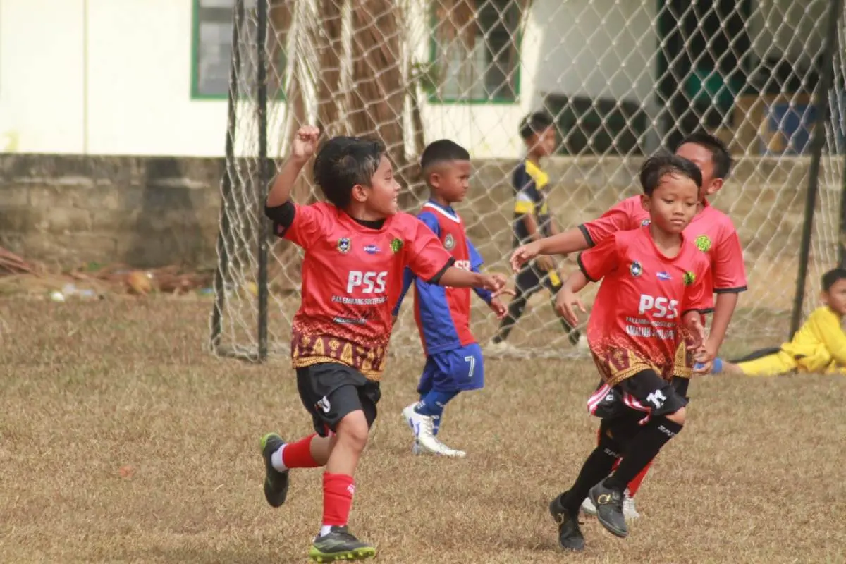 Pemain SSB Palembang Soccer Skills melakukan selebrasi setelah berhasil menciptakan gol. (BEKISARMEDIA.ID/TRI)