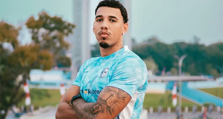 Isenmulang Kalteng FC secara resmi mengumumkan perekrutan penyerang asing baru, Sergio Mendonca, untuk memperkuat kedalaman skuad dalam menyongsong kompetisi Super League 2026/2027. (foto : ileague.id)