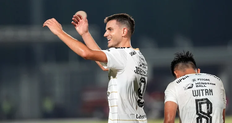 Gol Alexander Jeremejeff pada penghujung babak pertama, menjadi pembeda sekaligus memastikan tiga poin dibawa pulang ke Jakarta. (FOTO : BEKISARMEDIA.ID/ILEAGUE.ID)