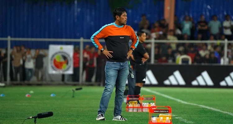 Pelatih Semen Padang FC, Nilmaizar. (FOTO: BEKISARMEDIA.ID/ILEAGUE.ID)