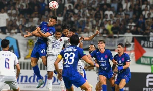 Pemain PSIS Semarang (Kostum Biru) saat menjalani pertandingan di kompetisi sepak bola Indonesia. (FOTO: BEKISARMEDIA.ID/ILEAGUE.ID)