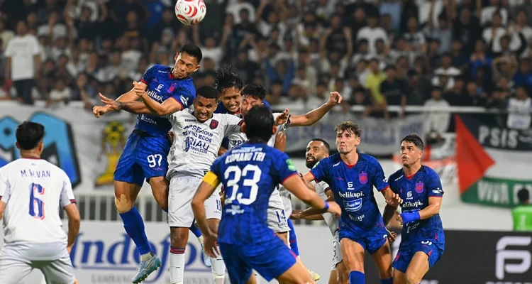 Pemain PSIS Semarang (Kostum Biru) saat menjalani pertandingan di kompetisi sepak bola Indonesia. (FOTO: BEKISARMEDIA.ID/ILEAGUE.ID)