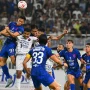 Pemain PSIS Semarang (Kostum Biru) saat menjalani pertandingan di kompetisi sepak bola Indonesia. (FOTO: BEKISARMEDIA.ID/ILEAGUE.ID)
