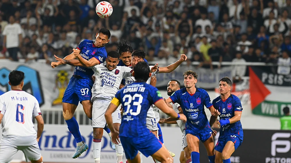 Pemain PSIS Semarang (Kostum Biru) saat menjalani pertandingan di kompetisi sepak bola Indonesia. (FOTO: BEKISARMEDIA.ID/ILEAGUE.ID)