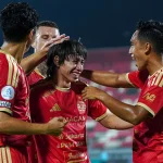 Berawal dari umpan mendatar Kerim Memija, Arlyansyah Abdulmanan melakukan pergerakan cerdik di dalam kotak penalti Java United untuk menyambut bola. Sepakannya sukses mengarah ke gawang dan membawa Persija memimpin 1-0. (FOTO: BEKISARMEDIA.ID/ILEAGUE.ID)