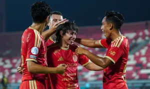 Berawal dari umpan mendatar Kerim Memija, Arlyansyah Abdulmanan melakukan pergerakan cerdik di dalam kotak penalti Java United untuk menyambut bola. Sepakannya sukses mengarah ke gawang dan membawa Persija memimpin 1-0. (FOTO: BEKISARMEDIA.ID/ILEAGUE.ID)