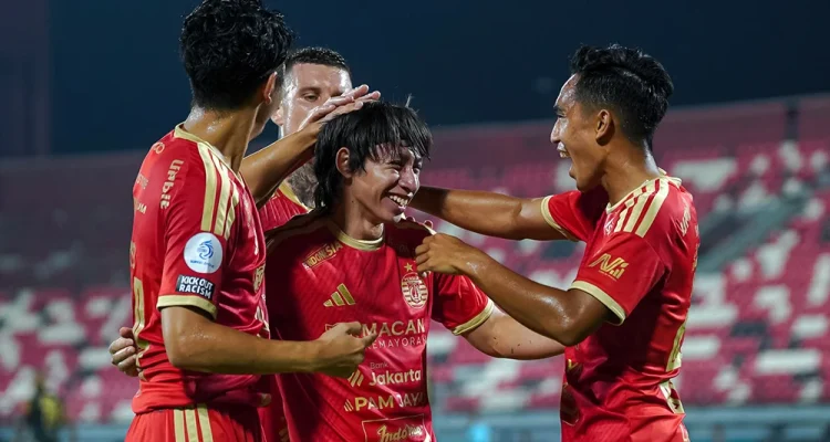 Berawal dari umpan mendatar Kerim Memija, Arlyansyah Abdulmanan melakukan pergerakan cerdik di dalam kotak penalti Java United untuk menyambut bola. Sepakannya sukses mengarah ke gawang dan membawa Persija memimpin 1-0. (FOTO: BEKISARMEDIA.ID/ILEAGUE.ID)