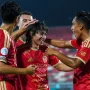 Berawal dari umpan mendatar Kerim Memija, Arlyansyah Abdulmanan melakukan pergerakan cerdik di dalam kotak penalti Java United untuk menyambut bola. Sepakannya sukses mengarah ke gawang dan membawa Persija memimpin 1-0. (FOTO: BEKISARMEDIA.ID/ILEAGUE.ID)