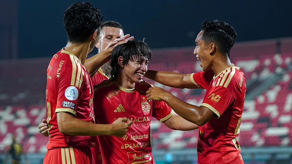 Berawal dari umpan mendatar Kerim Memija, Arlyansyah Abdulmanan melakukan pergerakan cerdik di dalam kotak penalti Java United untuk menyambut bola. Sepakannya sukses mengarah ke gawang dan membawa Persija memimpin 1-0. (FOTO: BEKISARMEDIA.ID/ILEAGUE.ID)